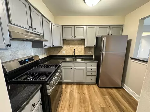 Kitchen - 677 S River Rd #2D, Des Plaines, IL 60016 photo 2 of 4