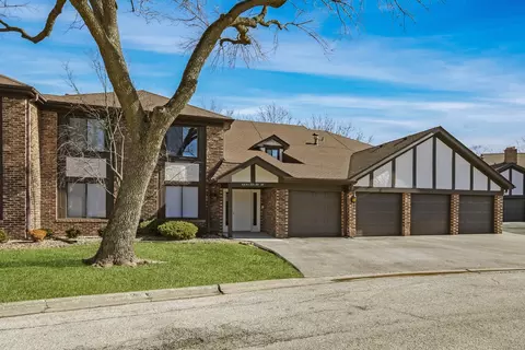 5835 Doe Cir #8, Westmont, IL 60559