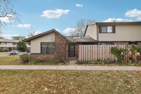 7344 Country Creek Way #8, Downers Grove, IL 60516