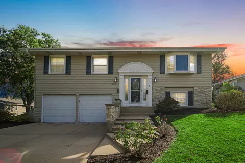 2 S111 Churchill Ln, Glen Ellyn, IL 60137
