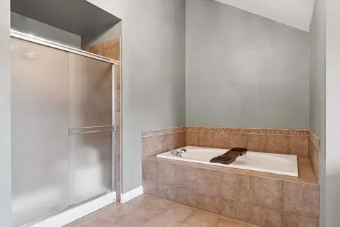 Bath - 26640 Lindengate Cir, Plainfield, IL 60585 photo 2 of 2