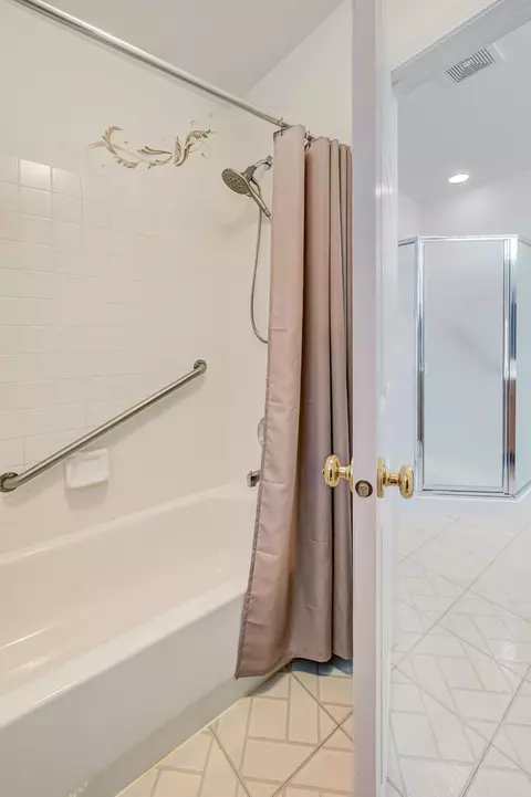 Bath - 945 Willow St, Itasca, IL 60143 photo 3 of 3