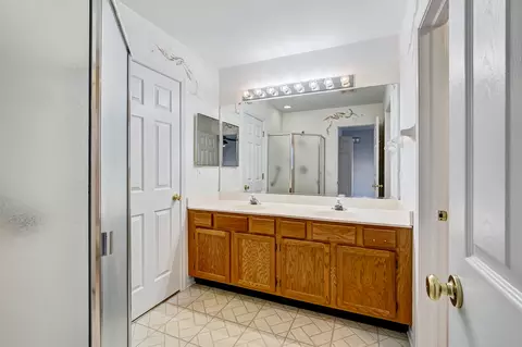 Bath - 945 Willow St, Itasca, IL 60143 photo 2 of 3