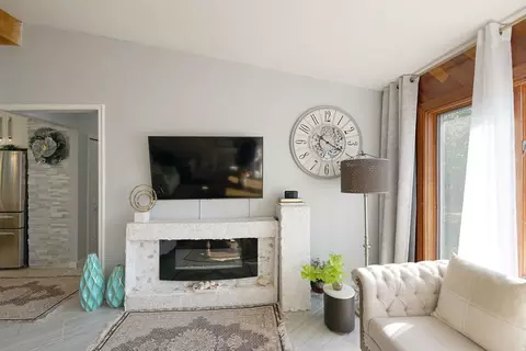 Living - 2503 Fulle St, Rolling Meadows, IL 60008 photo 1 of 3