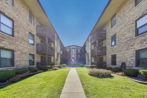 4553 W 56th St #305, Chicago, IL 60629