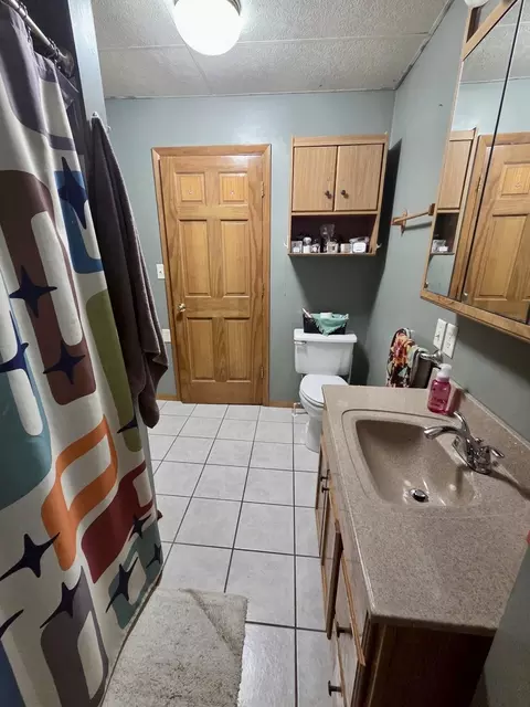 Bath - 2021 7th St, Peru, IL 61354 photo 1 of 2