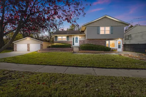 18208 Fountainbleau Dr, Hazel Crest, IL 60429