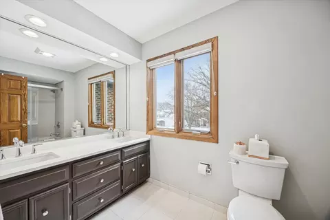 Bath - 7612 Ridgewood Ln, Burr Ridge, IL 60527 photo 3 of 4