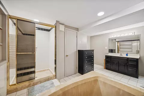 Bath - 7612 Ridgewood Ln, Burr Ridge, IL 60527 photo 4 of 4
