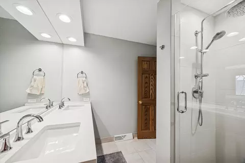 Bath - 7612 Ridgewood Ln, Burr Ridge, IL 60527 photo 1 of 4