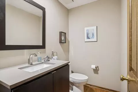 Bath - 7612 Ridgewood Ln, Burr Ridge, IL 60527 photo 2 of 4