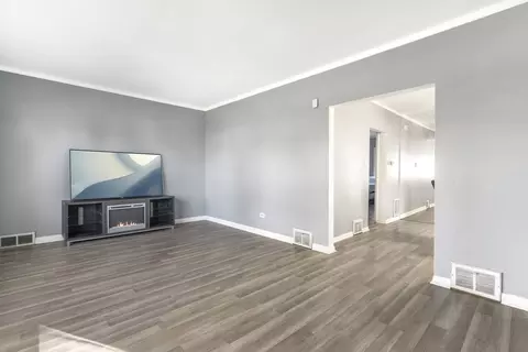 Living - 5402 S 73rd Ave, Summit, IL 60501 photo 3 of 3