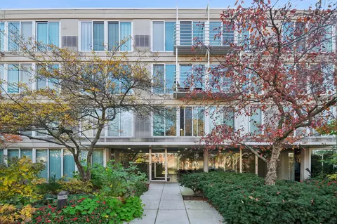 2555 Gross Point Rd #112, Evanston, IL 60201