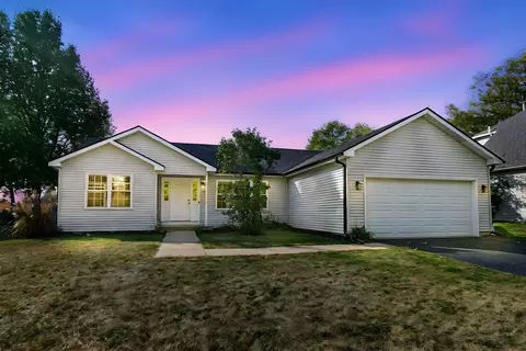 220 W Ashton Dr, Maple Park, IL 60151