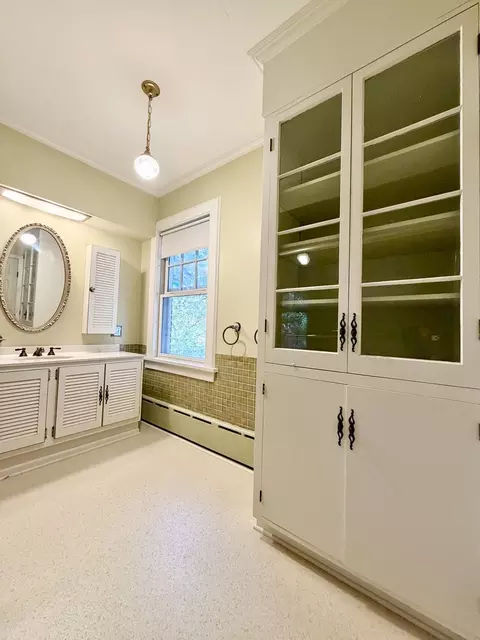 Bath - 841 Douglas Ave, Elgin, IL 60120 photo 5 of 6