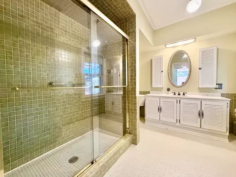 Bath - 841 Douglas Ave, Elgin, IL 60120 photo 6 of 6