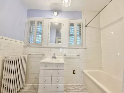 Bath - 841 Douglas Ave, Elgin, IL 60120 photo 4 of 6
