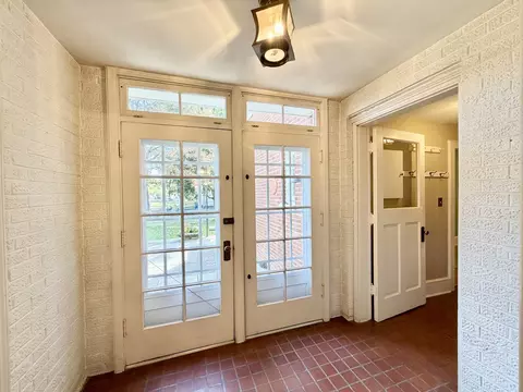 Entry Way - 841 Douglas Ave, Elgin, IL 60120 photo 5 of 10