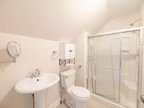 Bath - 237 Ingleside Ave, Aurora, IL 60506 photo 2 of 2