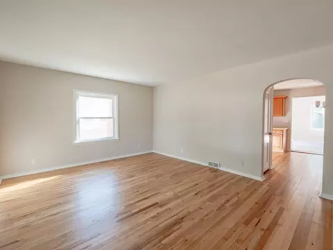 Living - 237 Ingleside Ave, Aurora, IL 60506 photo 2 of 3