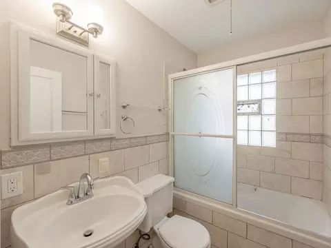 Bath - 237 Ingleside Ave, Aurora, IL 60506 photo 1 of 2