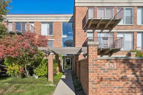351 Kelburn Rd #312, Deerfield, IL 60015