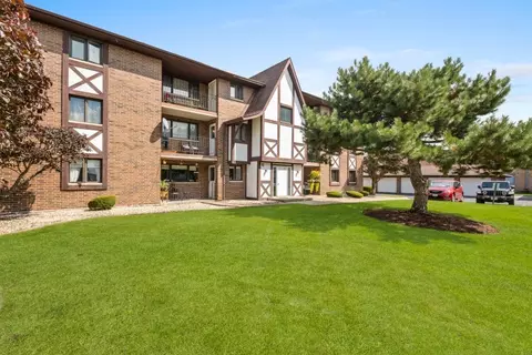 10531 S Roberts Rd S #2D, Palos Hills, IL 60465