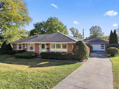 1437 Emmerson Ln, Mount Prospect, IL 60056