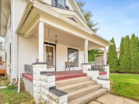 Exterior - 125 E 5th St, Pecatonica, IL 61063 photo 4 of 14
