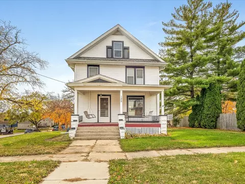 Exterior - 125 E 5th St, Pecatonica, IL 61063 photo 2 of 14