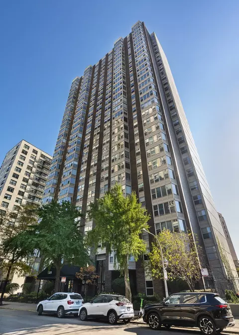 525 W Hawthorne Pl #1204, Chicago, IL 60657