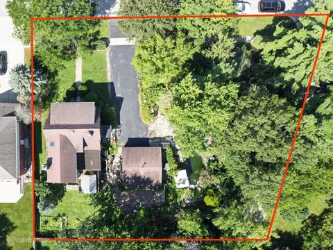 245 Middaugh Rd, Clarendon Hills, IL 60514