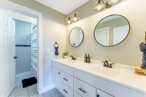 Bath - 2108 Brookshire Estates Ct, Plainfield, IL 60586 photo 2 of 6