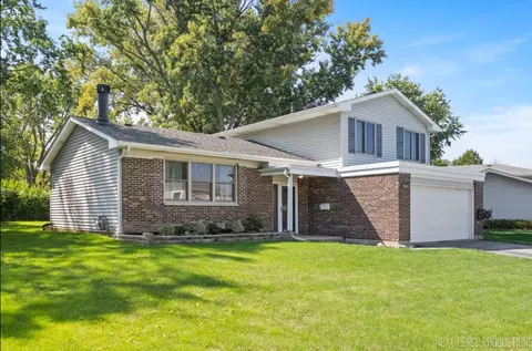 3011 Scenicwood Ln, Woodridge, IL 60517