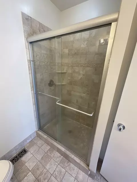 Bath - 1221 W Cottage Pl, Chicago, IL 60607 photo 3 of 4
