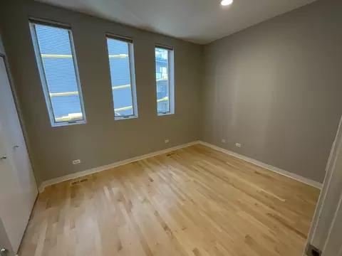 Bedroom - 1221 W Cottage Pl, Chicago, IL 60607 photo 4 of 6