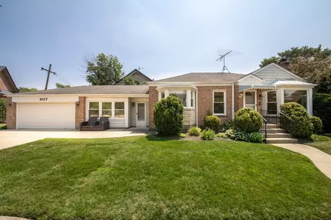 907 Wilkinson Pkwy, Park Ridge, IL 60068
