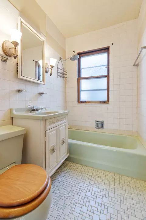 Bath - 8550 S Jeffery Blvd, Chicago, IL 60617 photo 1 of 2