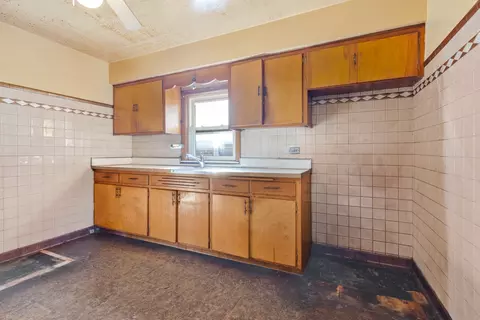 Kitchen - 8550 S Jeffery Blvd, Chicago, IL 60617 photo 2 of 3