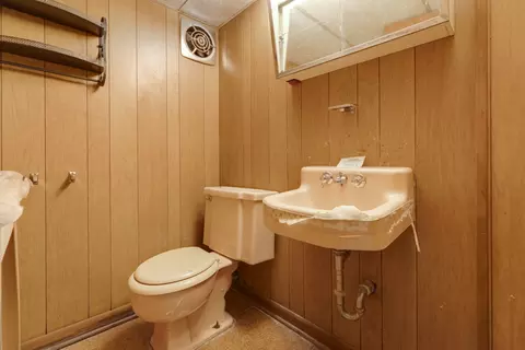 Bath - 8550 S Jeffery Blvd, Chicago, IL 60617 photo 2 of 2
