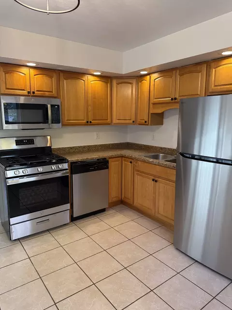 Kitchen - 1309 Maplepark Dr, Champaign, IL 61821 photo 2 of 4