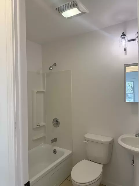 Bath - 1309 Maplepark Dr, Champaign, IL 61821 photo 1 of 2
