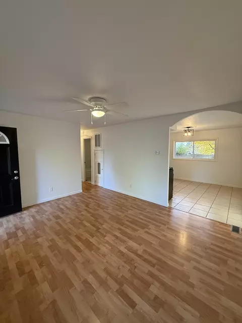 Living - 1309 Maplepark Dr, Champaign, IL 61821 photo 3 of 4