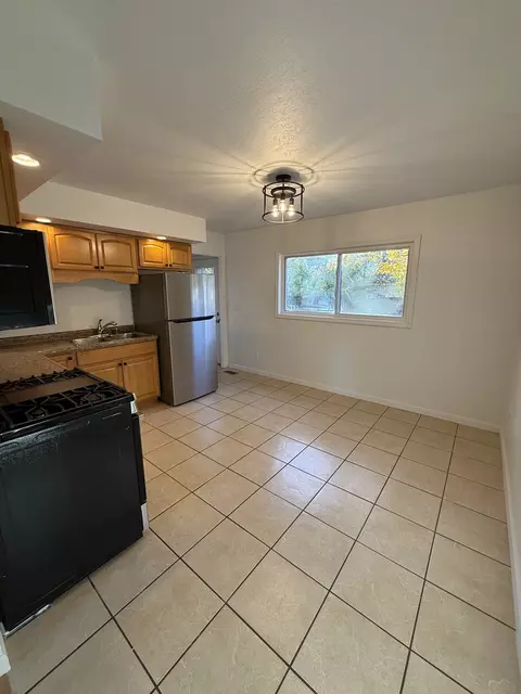 Kitchen - 1309 Maplepark Dr, Champaign, IL 61821 photo 3 of 4