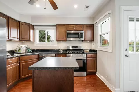 Kitchen - 17438 W Walnut Ln, Gurnee, IL 60031 photo 2 of 2