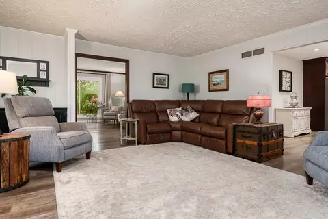 Living - 11948 Southgate Rd, Roscoe, IL 61073 photo 2 of 7