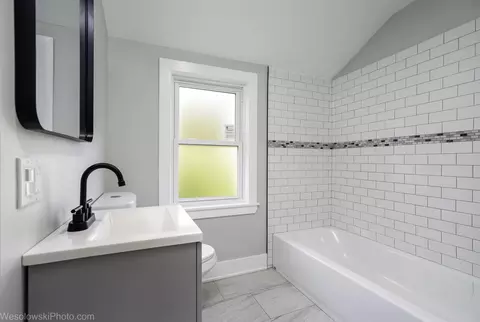 Bath - 4247 Anna Ave, Lyons, IL 60534 photo 2 of 2