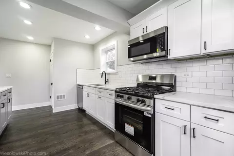 Kitchen - 4247 Anna Ave, Lyons, IL 60534 photo 4 of 5