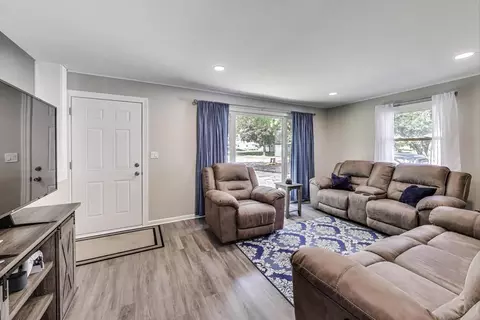 Living - 3600 Owl Dr, Rolling Meadows, IL 60008 photo 1 of 1
