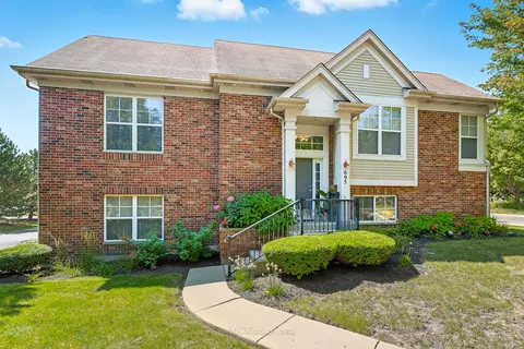 695 Station Blvd, Aurora, IL 60504